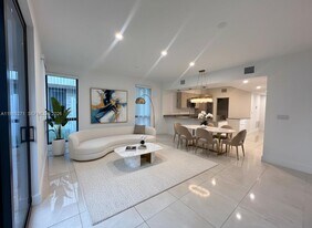 5481 W Oak Wy in Davie, FL - Building Photo