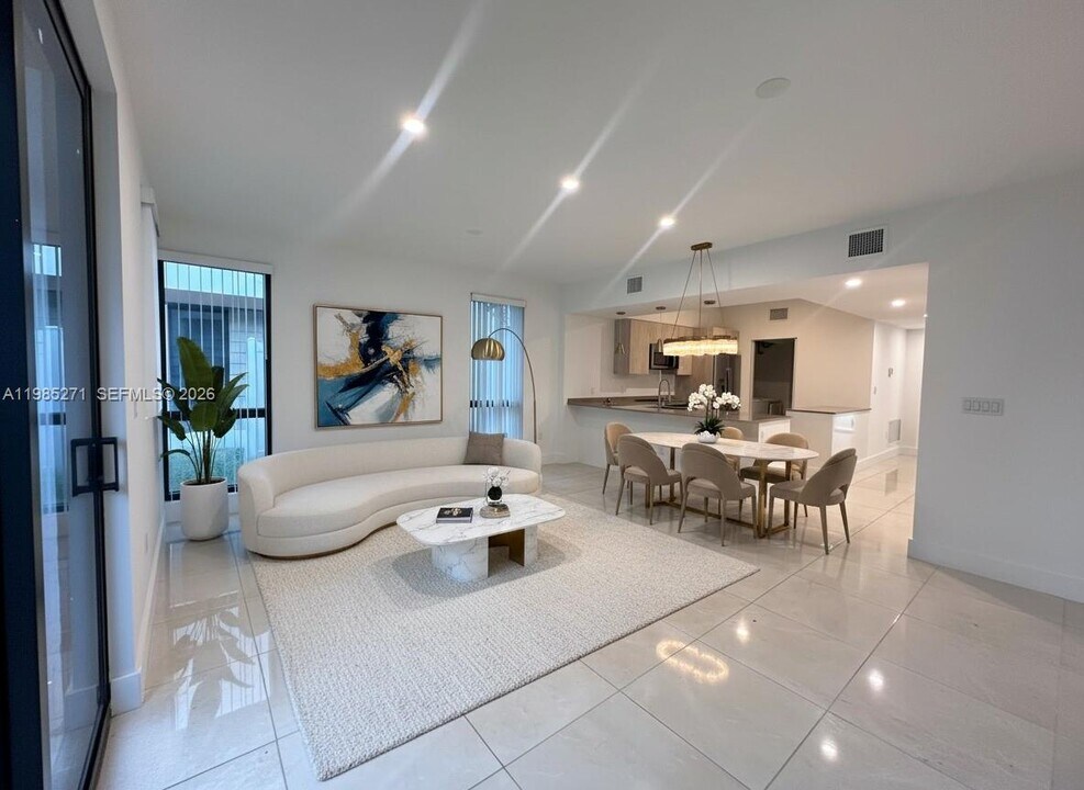 5481 W Oak Wy in Davie, FL - Building Photo