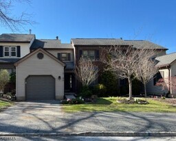 64 Goldfinch Dr in Hackettstown, NJ - Building Photo