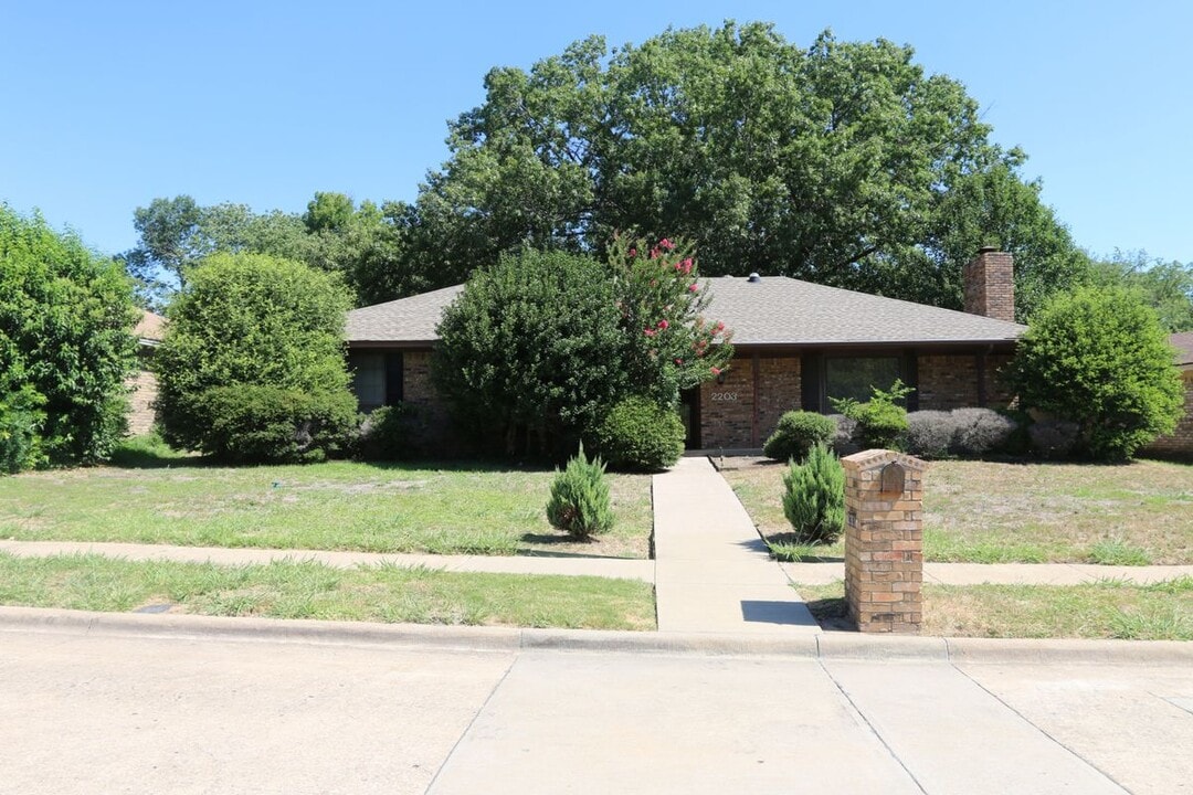 2203 Glen Forest Ln in Plano, TX - Building Photo