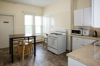 42 Everett St, Unit 2 in Boston, MA - Foto de edificio - Building Photo