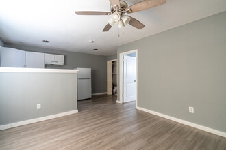 Bristol Oaks Apartments in Houston, TX - Building Photo - Interior Photo