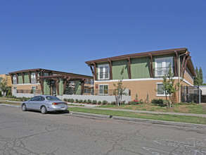 San Ramon Court in Fresno, CA - Building Photo - Building Photo