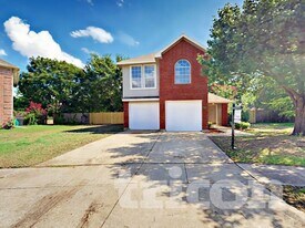 900 Freshwood Ct in Arlington, TX - Building Photo