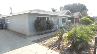 300 1/2-204 1/2 E Mills Dr in Anaheim, CA - Building Photo