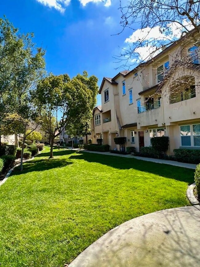 property at 2709 Apricot Ct