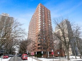 3100 N Lake Shore Dr, Unit 1402 in Chicago, IL - Building Photo