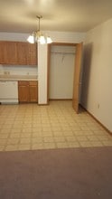 HILLSIDE VILLAGE APARTMENTS in Slinger, WI - Foto de edificio - Building Photo