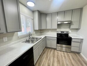 1011 De La Vista Ln in Colorado Springs, CO - Building Photo - Building Photo