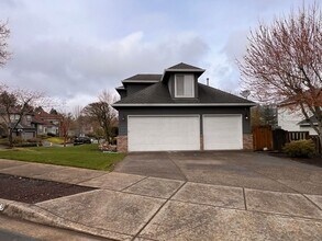 13369 SE Snowfire Dr in Happy Valley, OR - Foto de edificio - Building Photo