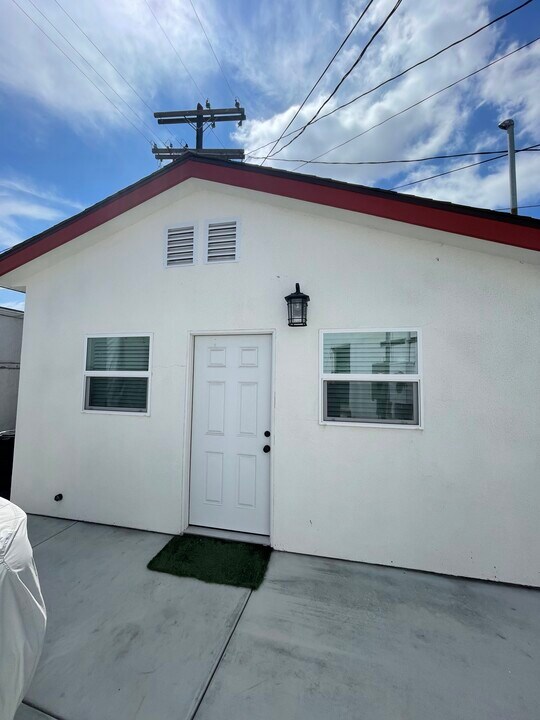11221 Southwest Blvd in Los Angeles, CA - Building Photo