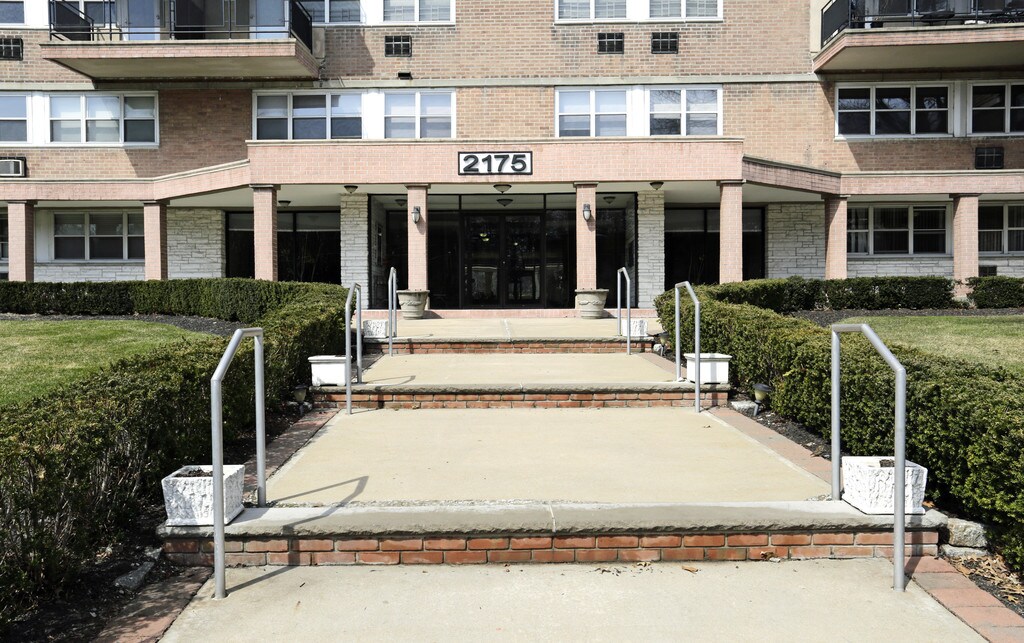 Riverview Towers Apartments in Fort Lee, NJ