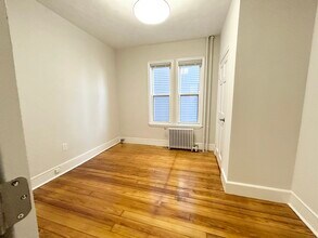 157 E Cottage St, Unit 3 in Boston, MA - Building Photo - Building Photo