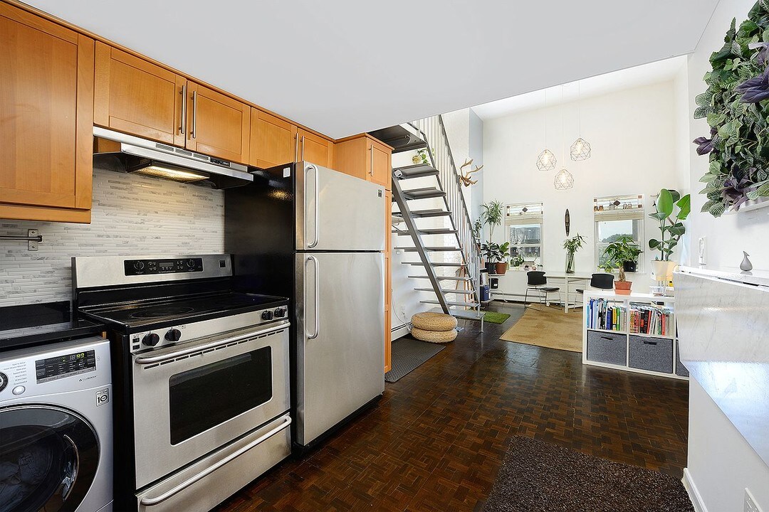 212 9th St in Jersey City, NJ - Building Photo