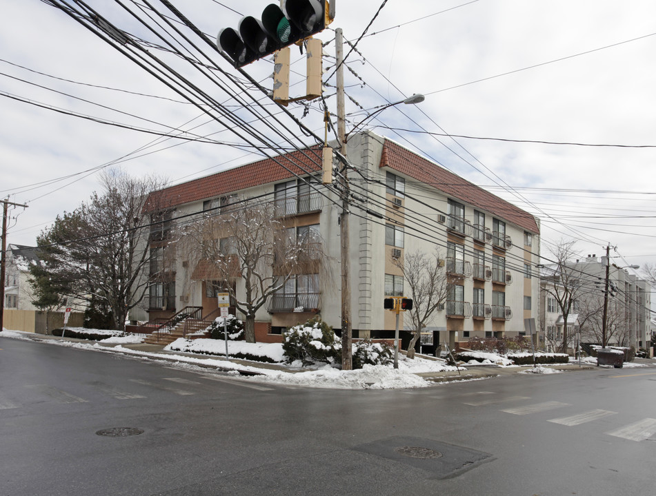 300 Seaside Ave in Stamford, CT - Foto de edificio