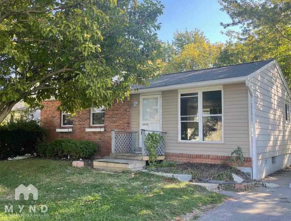 6200 Maple Canyon Ave in Columbus, OH - Foto de edificio