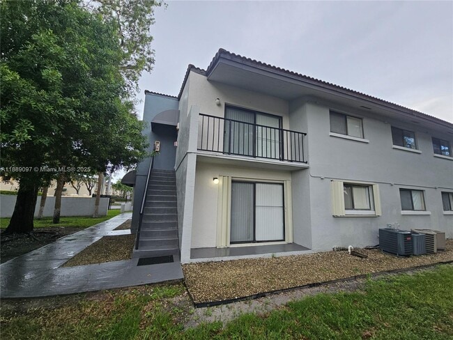 6901 NW 179th St in Hialeah, FL - Building Photo - Building Photo