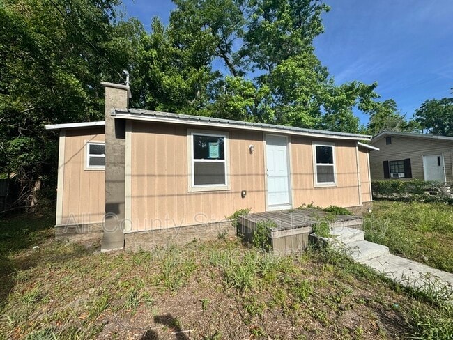 property at 917 NE Aberdeen Ave