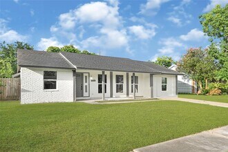 5854 Schevers St in Houston, TX - Building Photo - Building Photo
