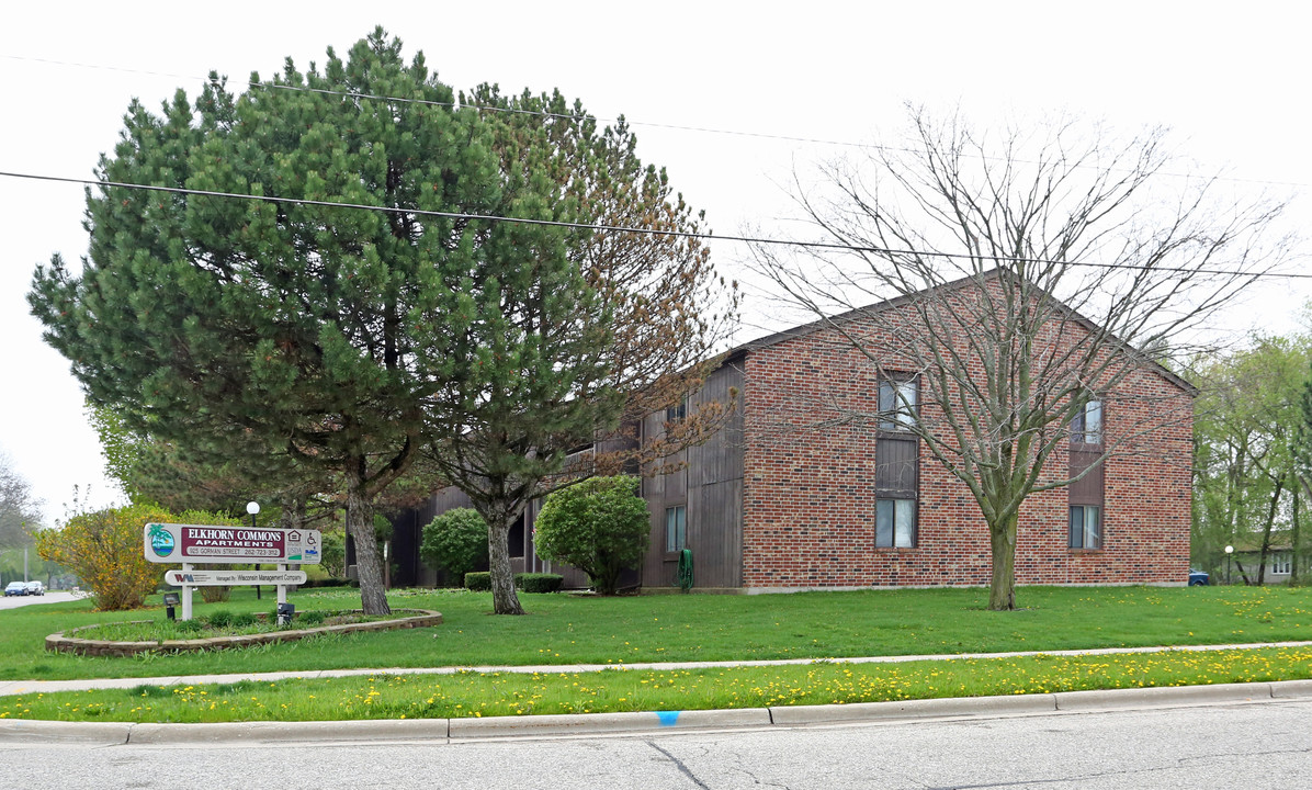 Elkhorn Commons Apartments in Elkhorn, WI - Foto de edificio