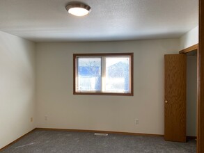 1543 S Washington St in Bismarck, ND - Foto de edificio - Building Photo