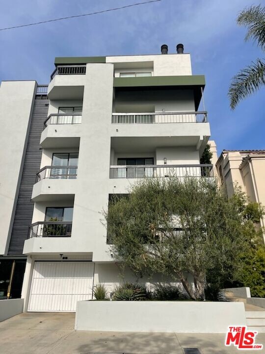 9033 Vista Grande St in West Hollywood, CA - Building Photo