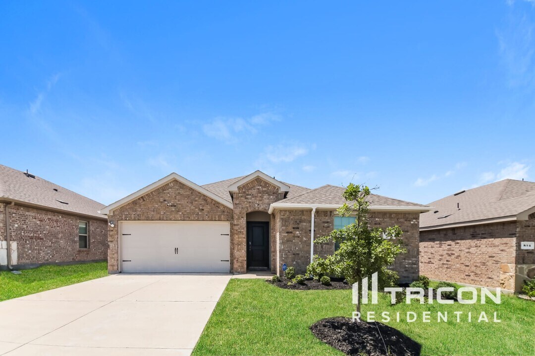 848 Glover Dr in Aubrey, TX - Building Photo