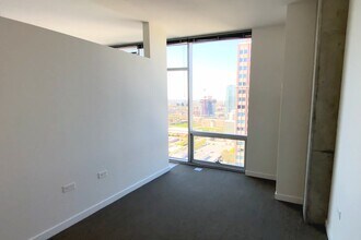 170 W Chicago Ave in Chicago, IL - Building Photo - Building Photo