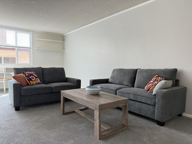 540 Kelton Ave, Unit 204 in Los Angeles, CA - Building Photo - Building Photo