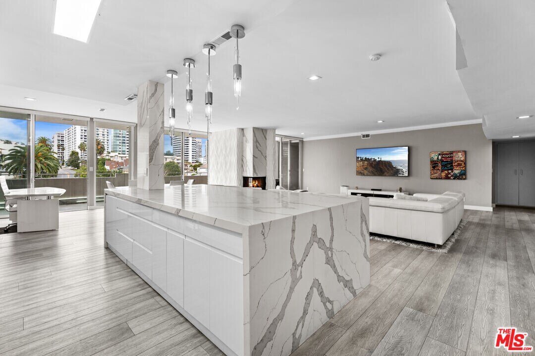 1333 S Beverly Glen Blvd in Los Angeles, CA - Building Photo