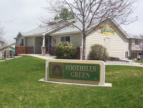 Foothills Green in Lakewood, CO - Foto de edificio - Building Photo