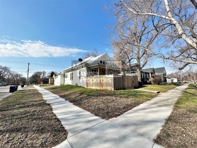 421 E 7th Ave in Mitchell, SD - Building Photo - Building Photo