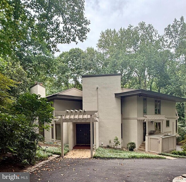 1325 Darnall Dr in McLean, VA - Building Photo - Building Photo