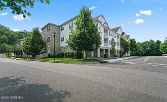 112 Regency Ct in Morganville, NJ - Building Photo