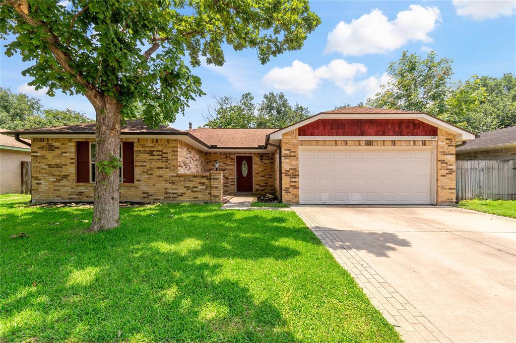 1019 Huntington Dr in Pearland, TX - Foto de edificio