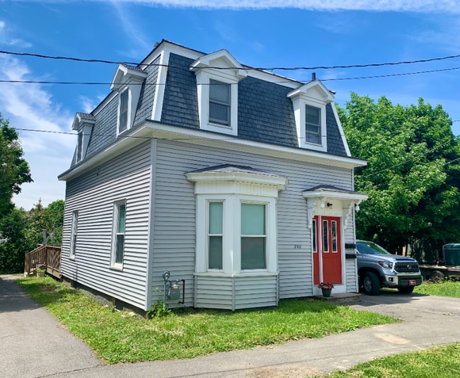 246 Elm St