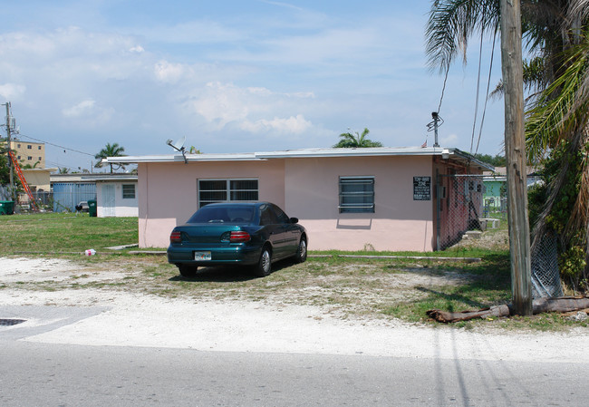 1725 NE 148th St in Miami, FL - Building Photo - Building Photo