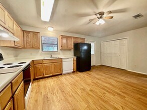 1315 Delmar St in San Marcos, TX - Foto de edificio - Building Photo