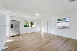 2820 NW 95th St in Miami, FL - Building Photo - Building Photo