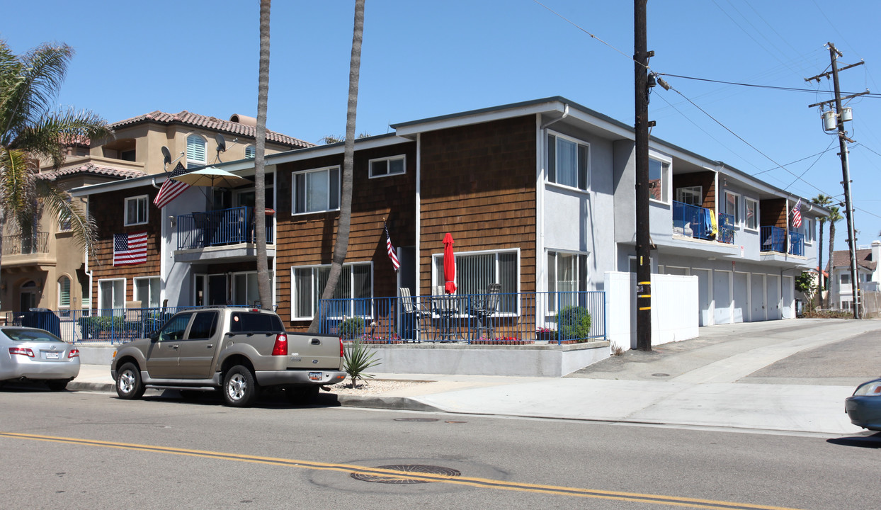 112 9th St in Huntington Beach, CA - Building Photo