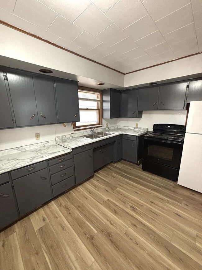 property at 403 W 6th St