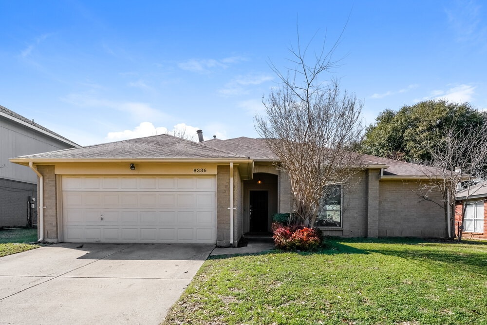 8336 Cloverglen Ln in Fort Worth, TX - Building Photo