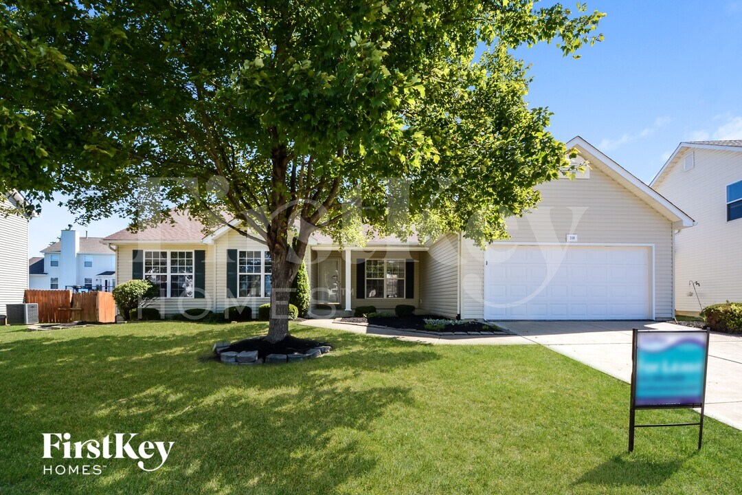 310 Rustic Oaks Dr in Wentzville, MO - Foto de edificio