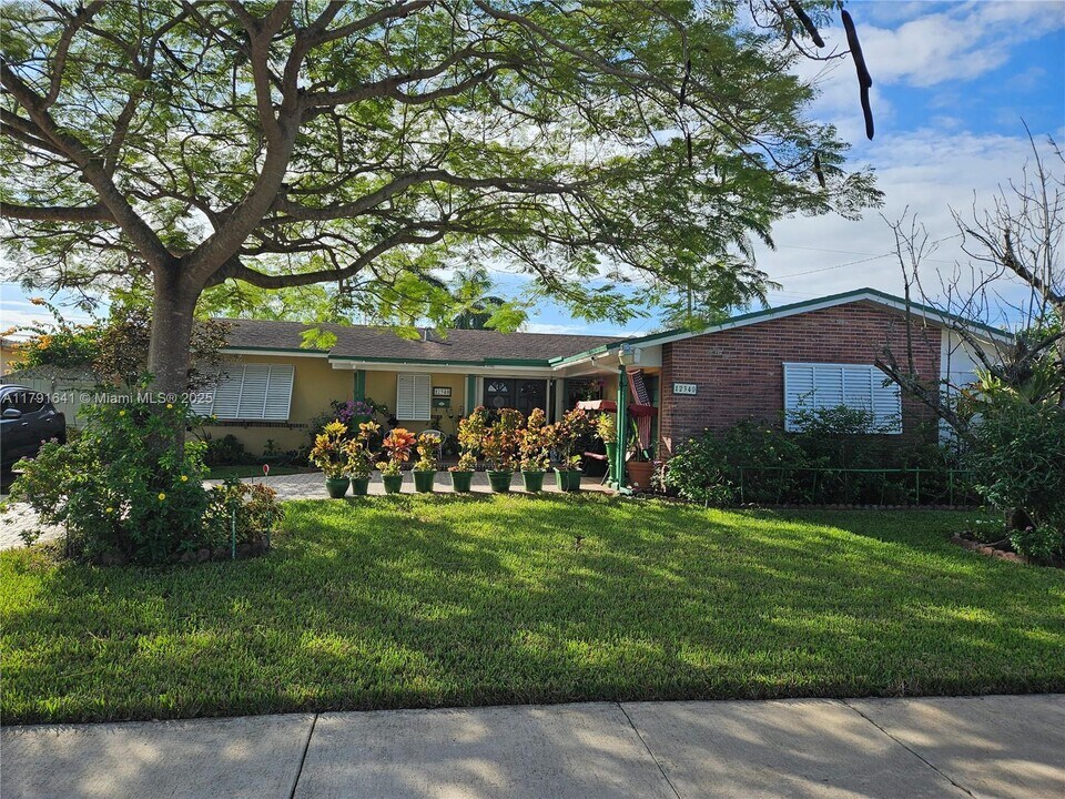 12340 SW 41st St in Miami, FL - Building Photo