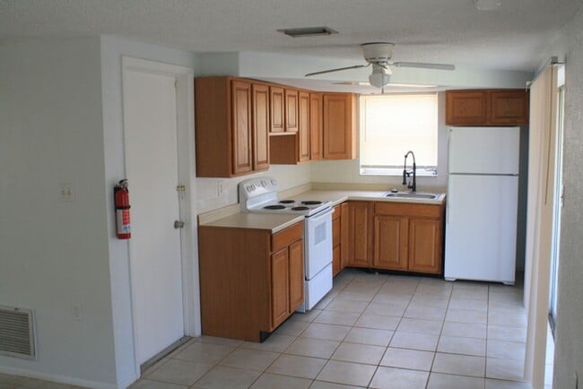 9425 Rainbow Ln in Port Richey, FL - Building Photo - Building Photo