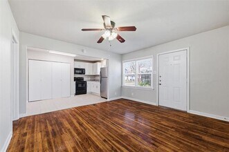 110 Poplar St in Waxahachie, TX - Building Photo - Building Photo