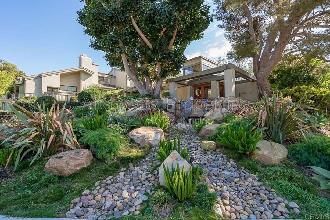 3211 Caminito Eastbluff in San Diego, CA - Building Photo