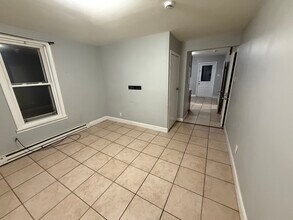 128 Putnam St, Unit 2 in Boston, MA - Foto de edificio - Building Photo