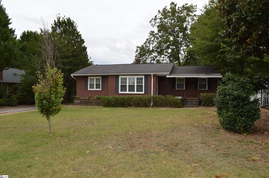 1005 W Poinsett St in Greer, SC - Building Photo