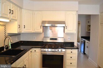 7407 Crestberry Ln in Bethesda, MD - Building Photo - Building Photo